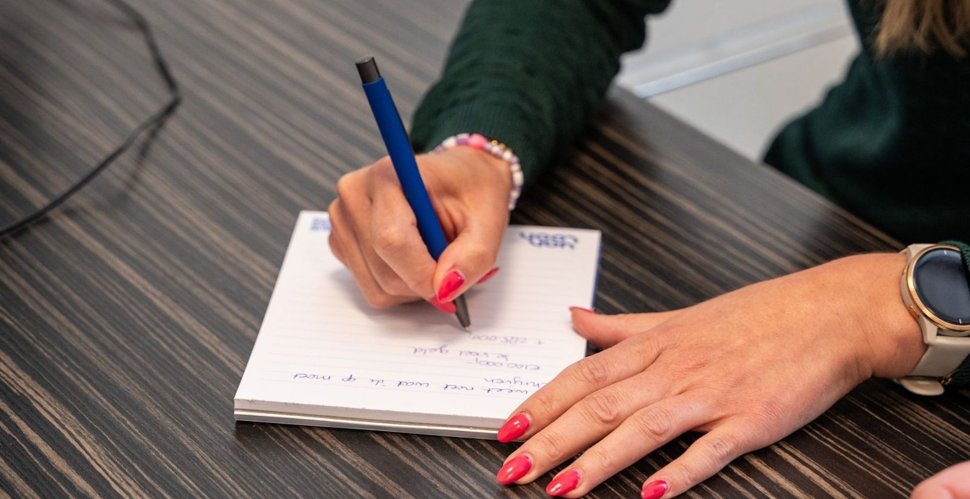 Vrouw schrijft notities