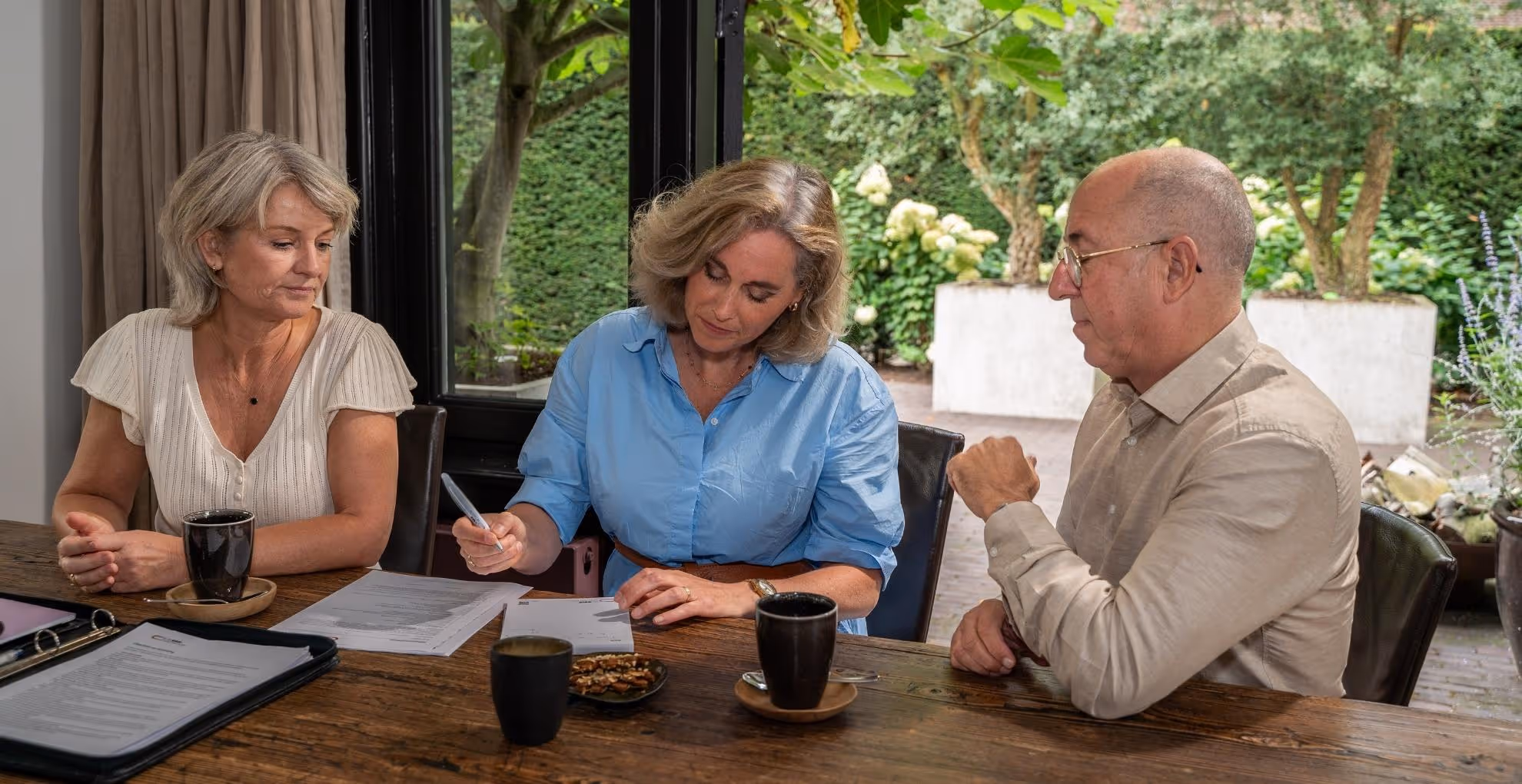 Mediator met mensen aan tafel