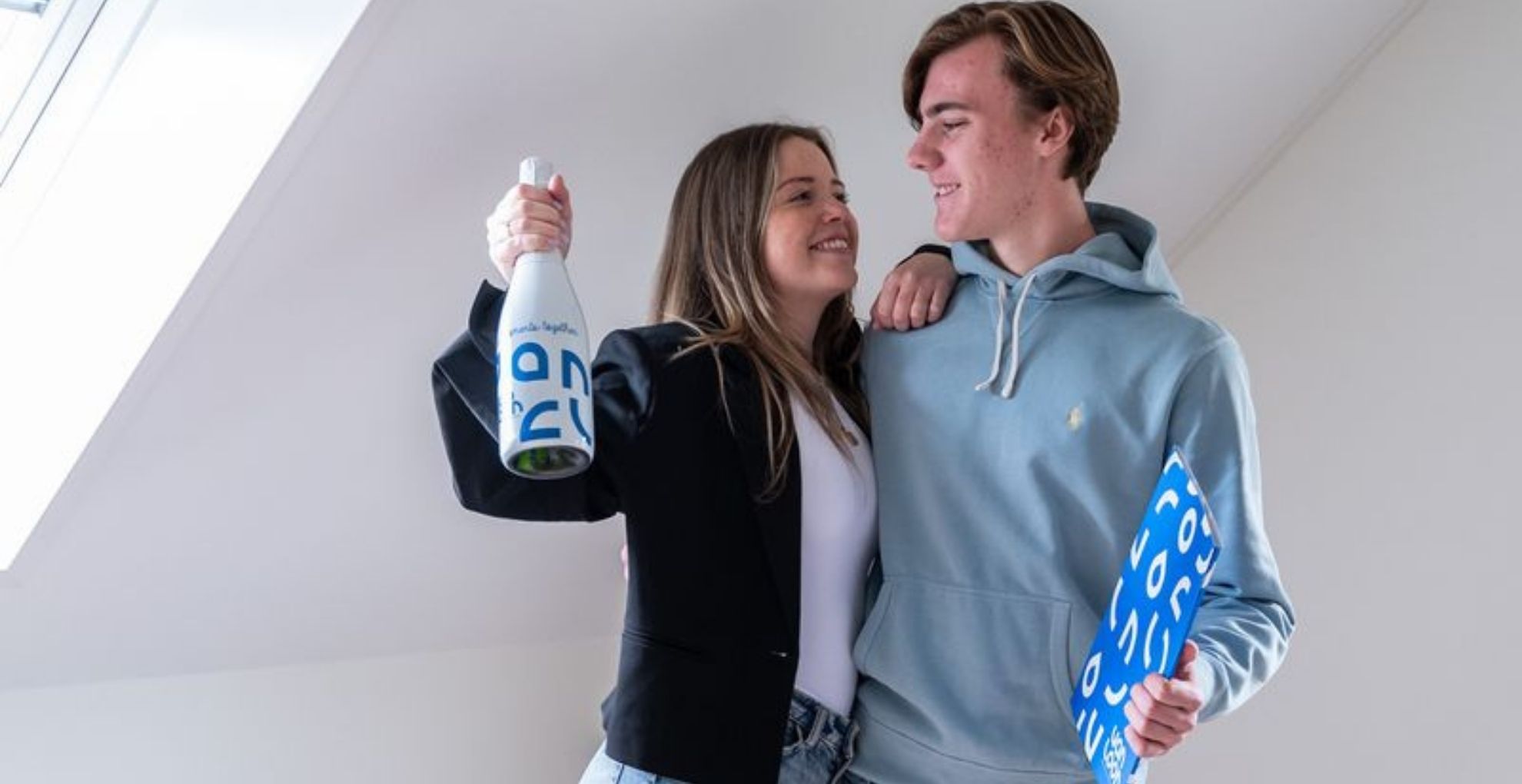 Jong stel met champagne en 