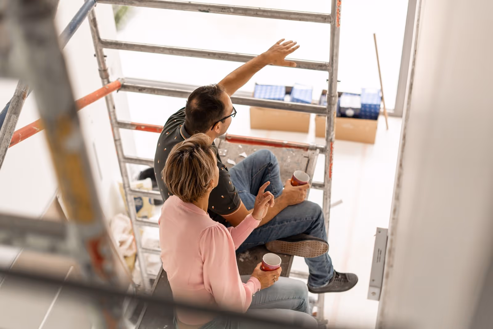 Man en vrouw op stijger met verbouwing