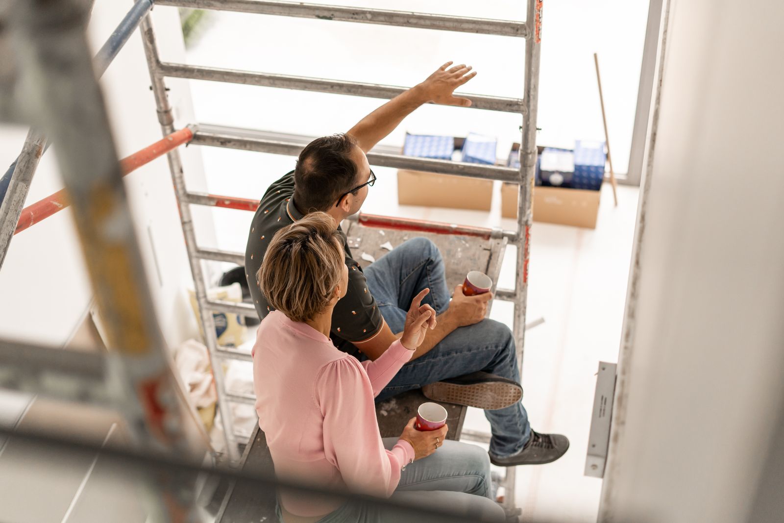 Man en vrouw op stijger met verbouwing