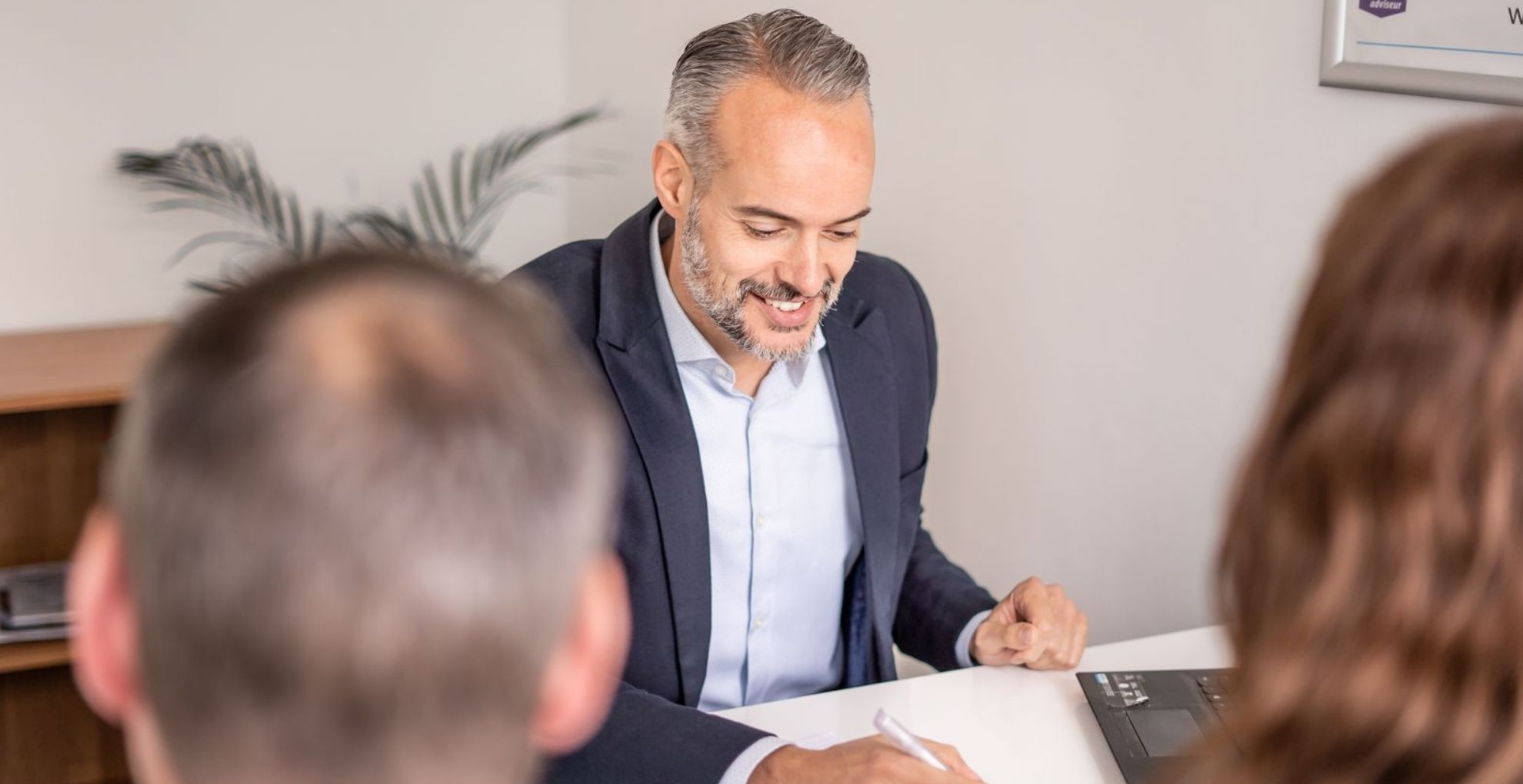 Adviseur in gesprek met klanten