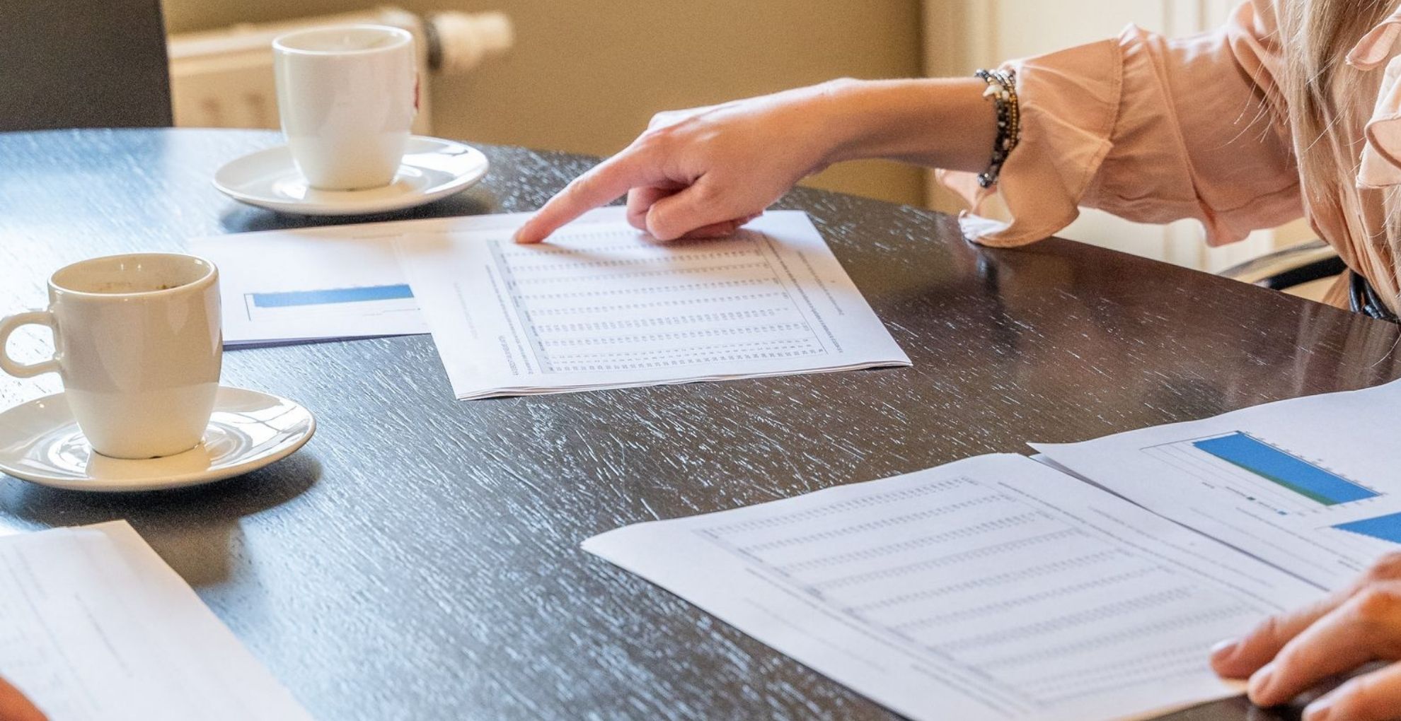 Hand wijst iets aan op papier