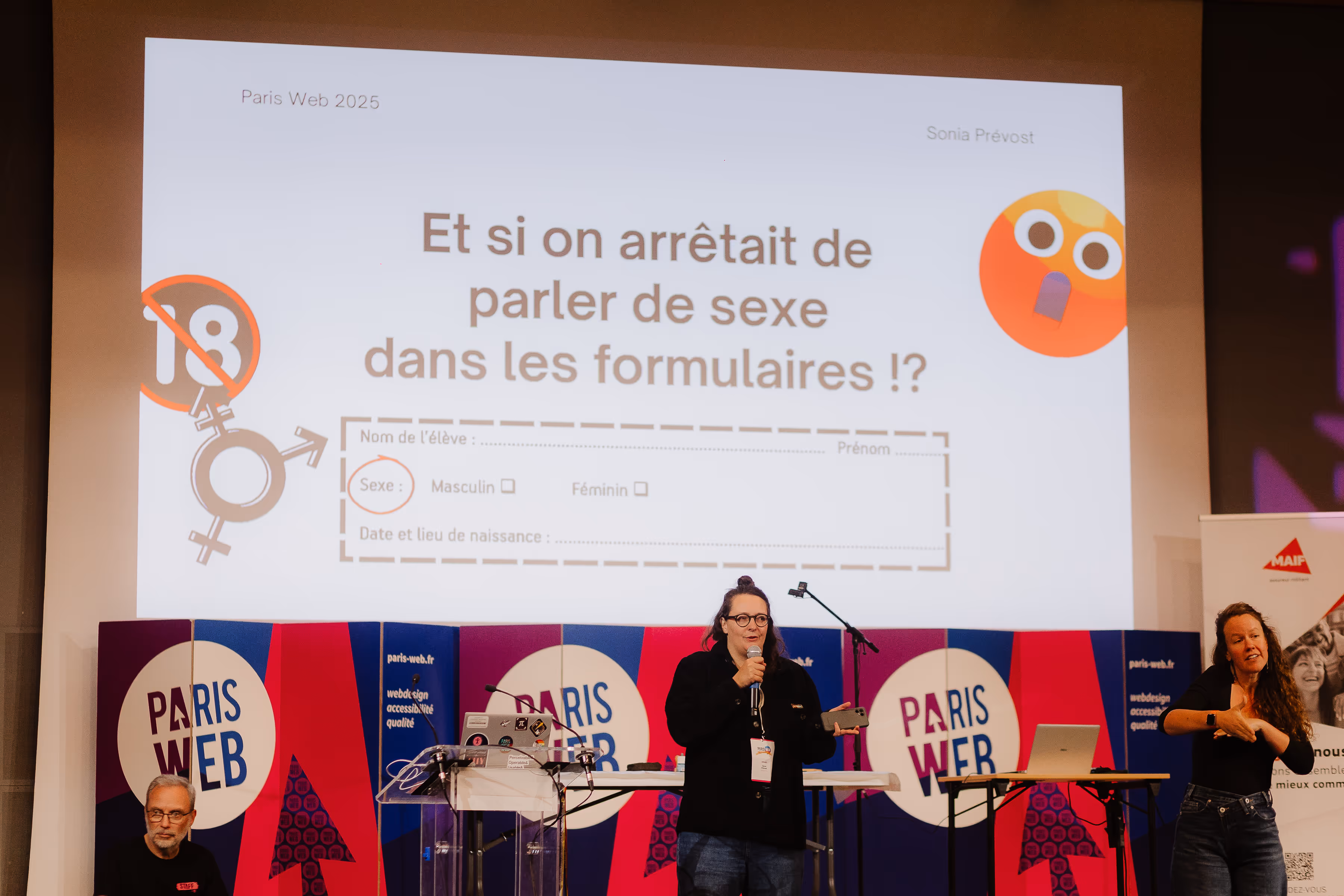 Sonia sur la scène de Paris Web devant une slide "Et si on arrêtait de parler de sexe dans les formulaires ?"