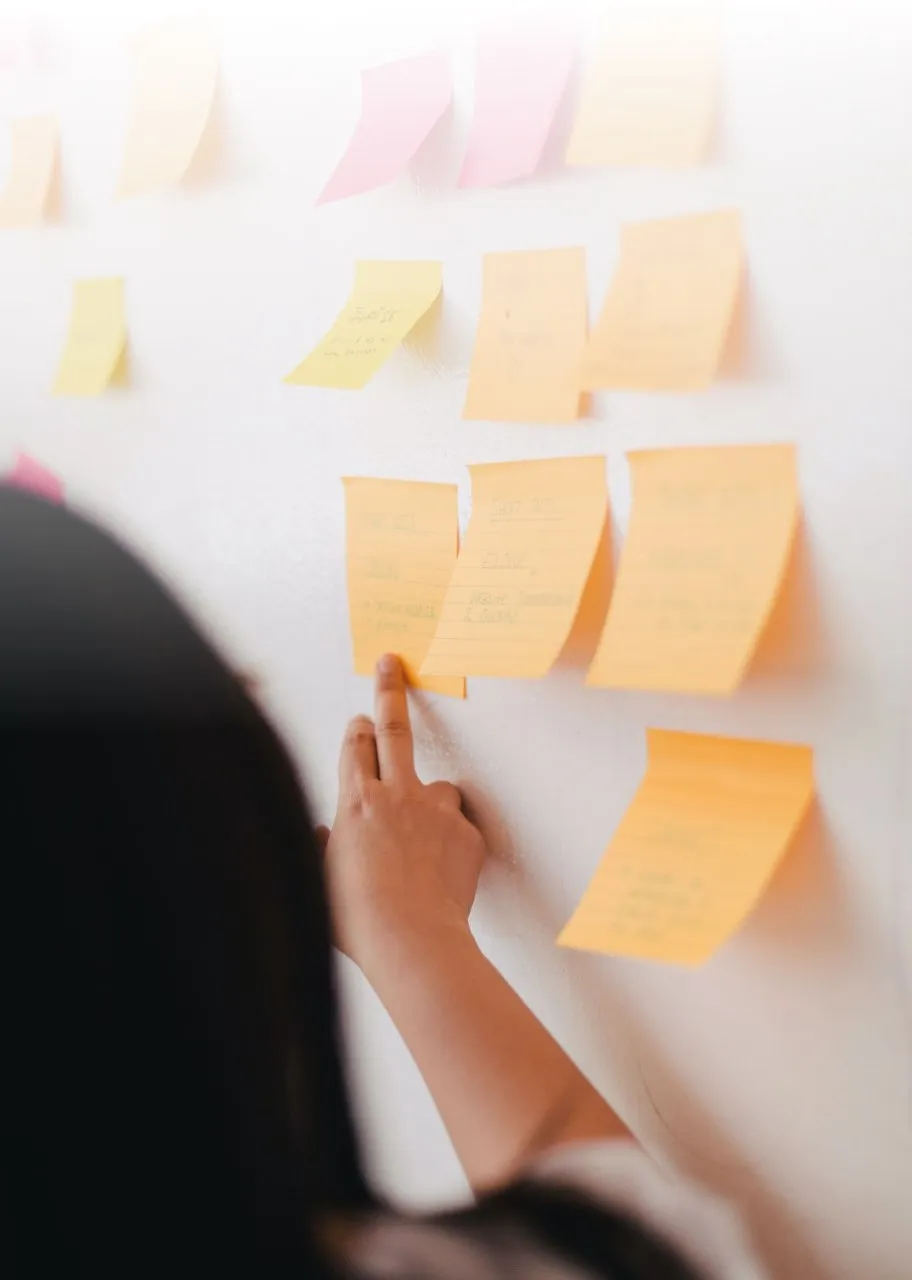 A workshop noticeboard with post-it.