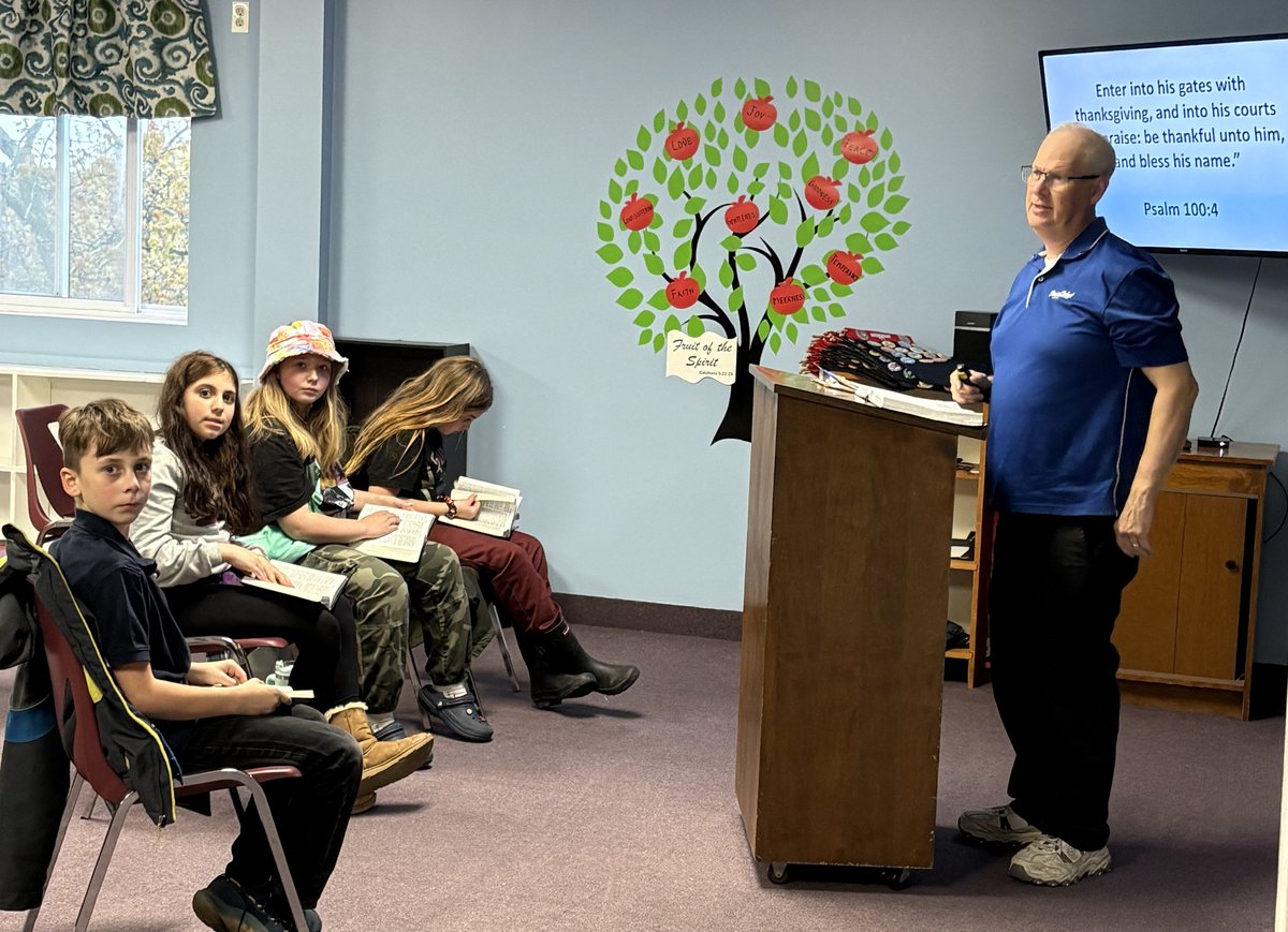 Pastor Jeff Roberts teaching a Master Clubs class on a Wednesday night
