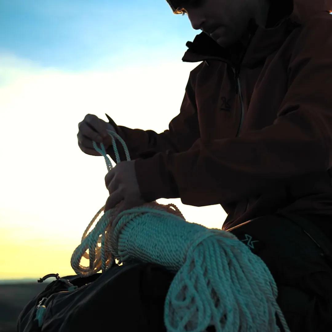 steven kelly climbing ropes in the sunset bushcraft