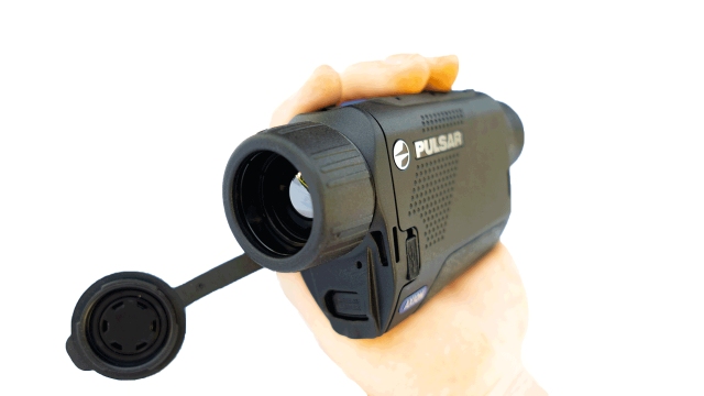 Pulsar Axion XM30S in der Hand