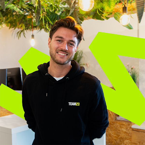 Bild von Dominik mit grünem Pfad im Hintergrund