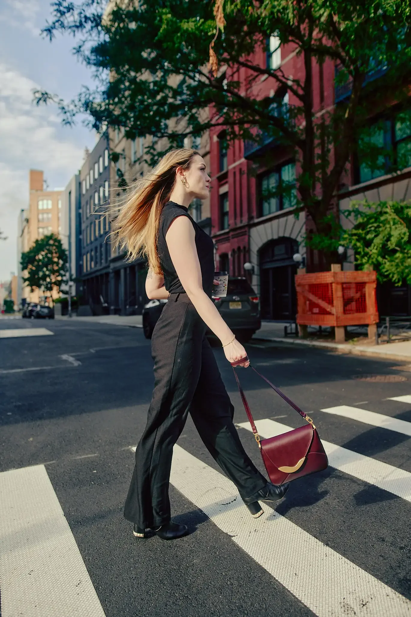 The Fleurgrain Pomme shoulder bag worn in the street, made with Leap