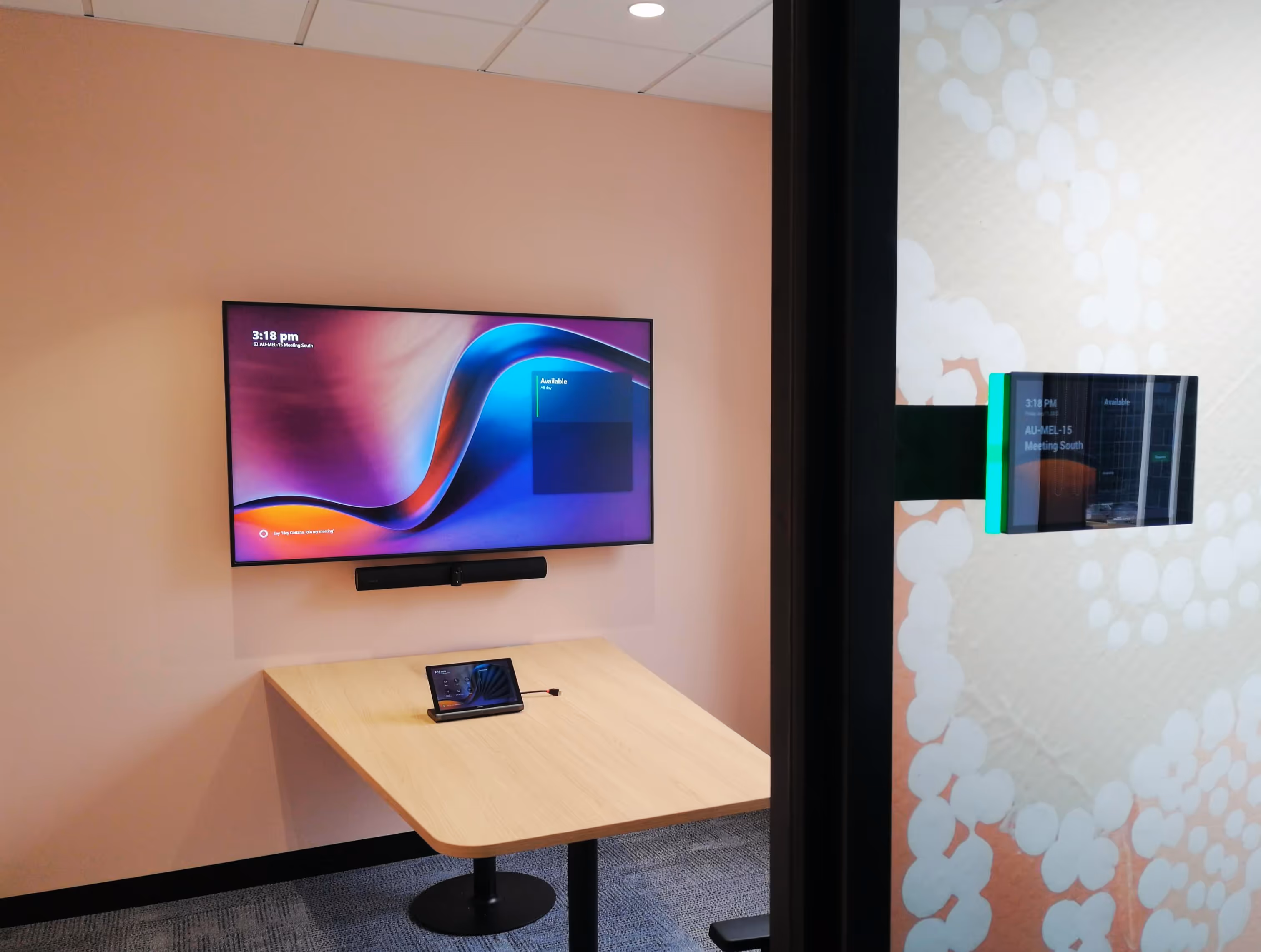 Small Microsoft Teams Room with Crestron Flex, Jabra and a Crestron Teams Panel