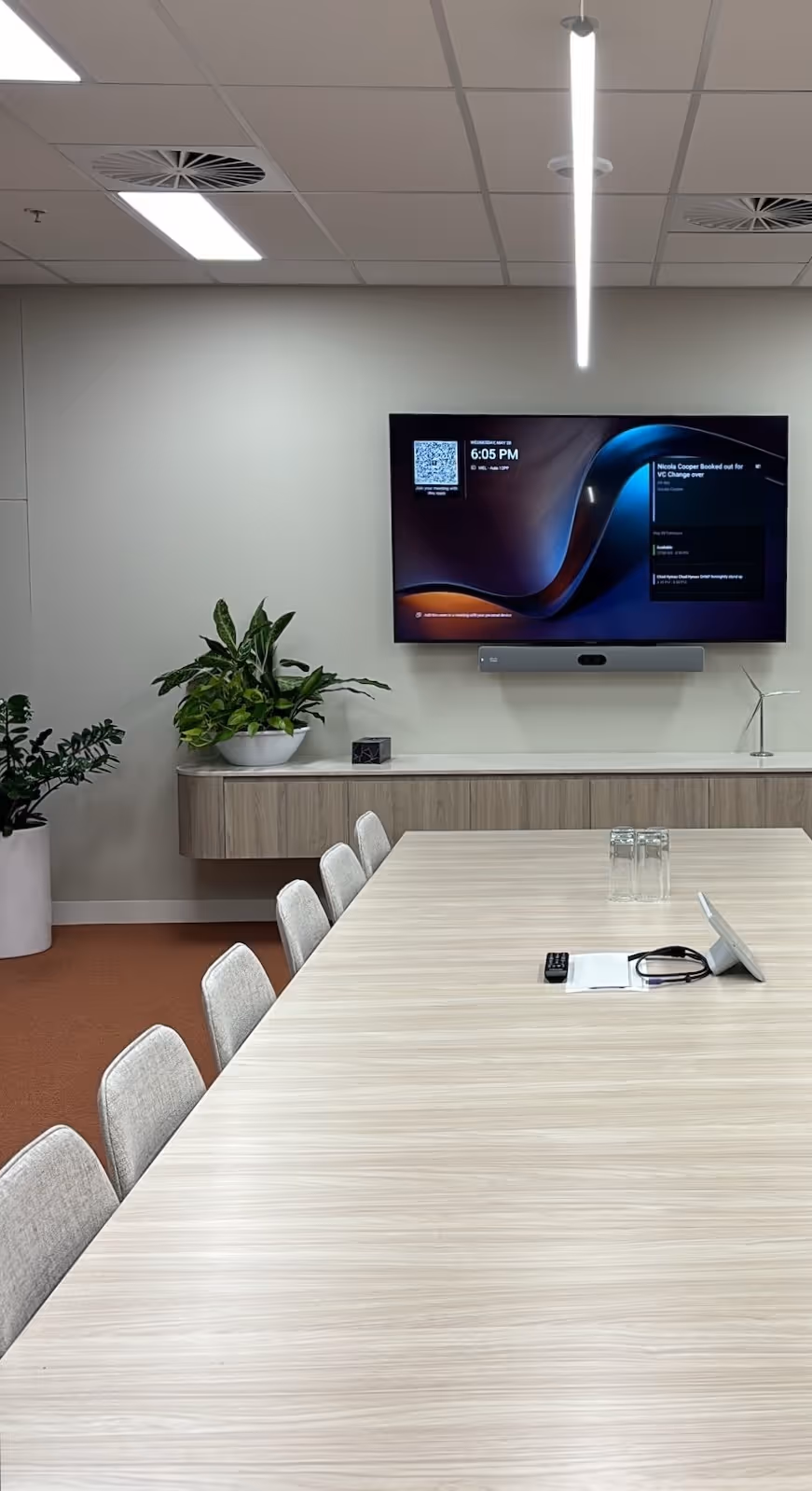 Medium 12 person Microsoft Teams Room using Cisco Bar Pro, Cisco Room Navigator, Samsung Display