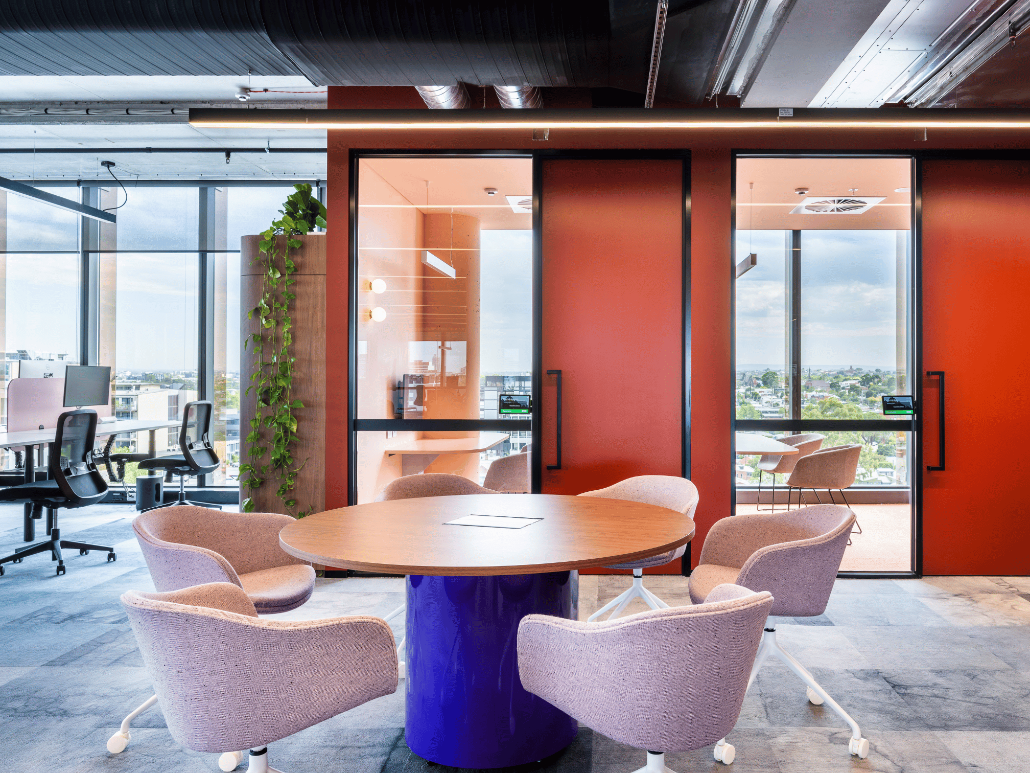 Small/focus Zoom room equipped with Neat Pad and DTEN ME.