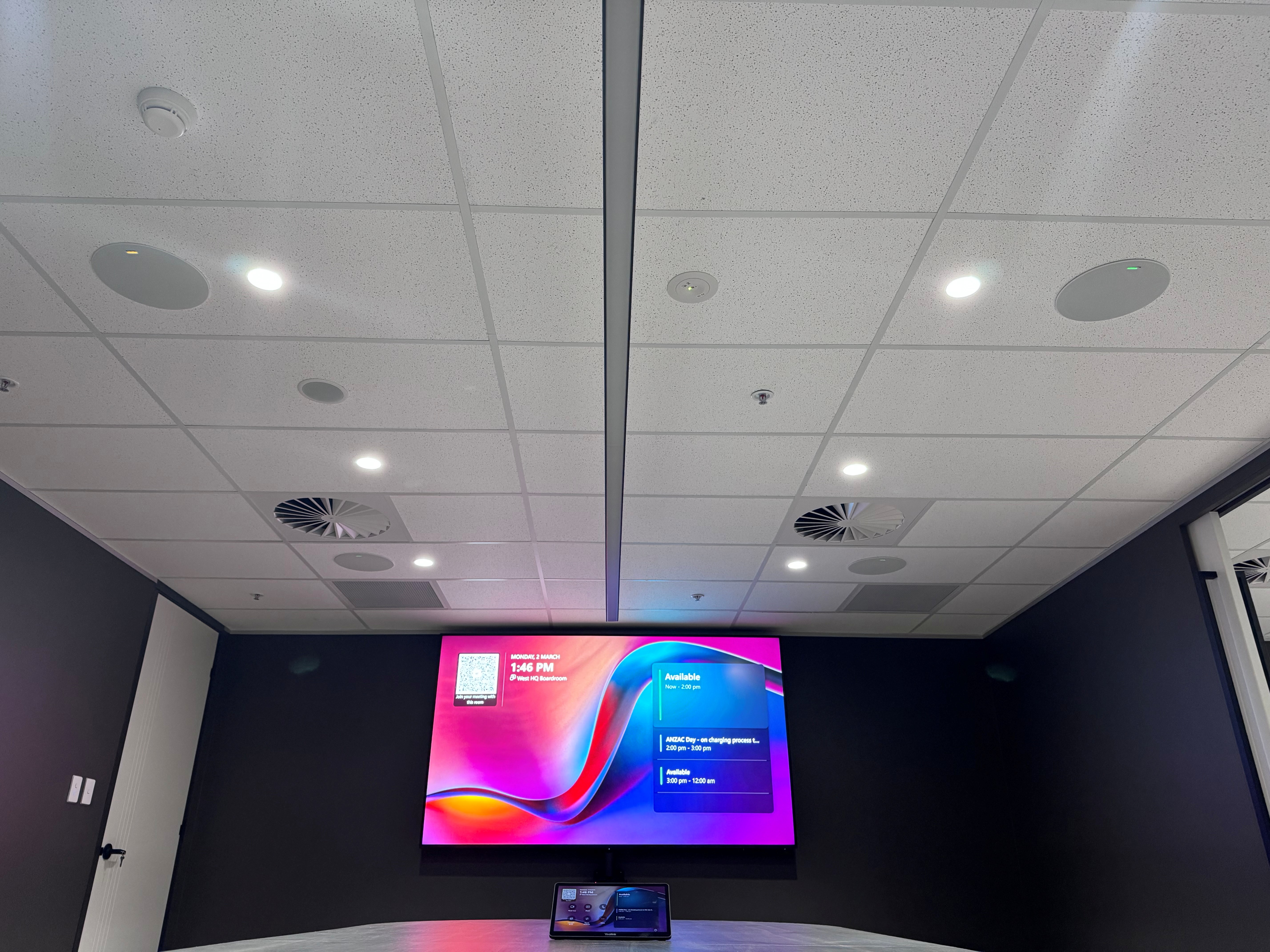 Medium Microsoft Teams Room Boardroom with Yealink UVC86 video camera, Yealink VCM35 microphones, Yealink CS10 ceiling speakers, Yealink MTouch Plus touch panel, and 100" Hisense display.