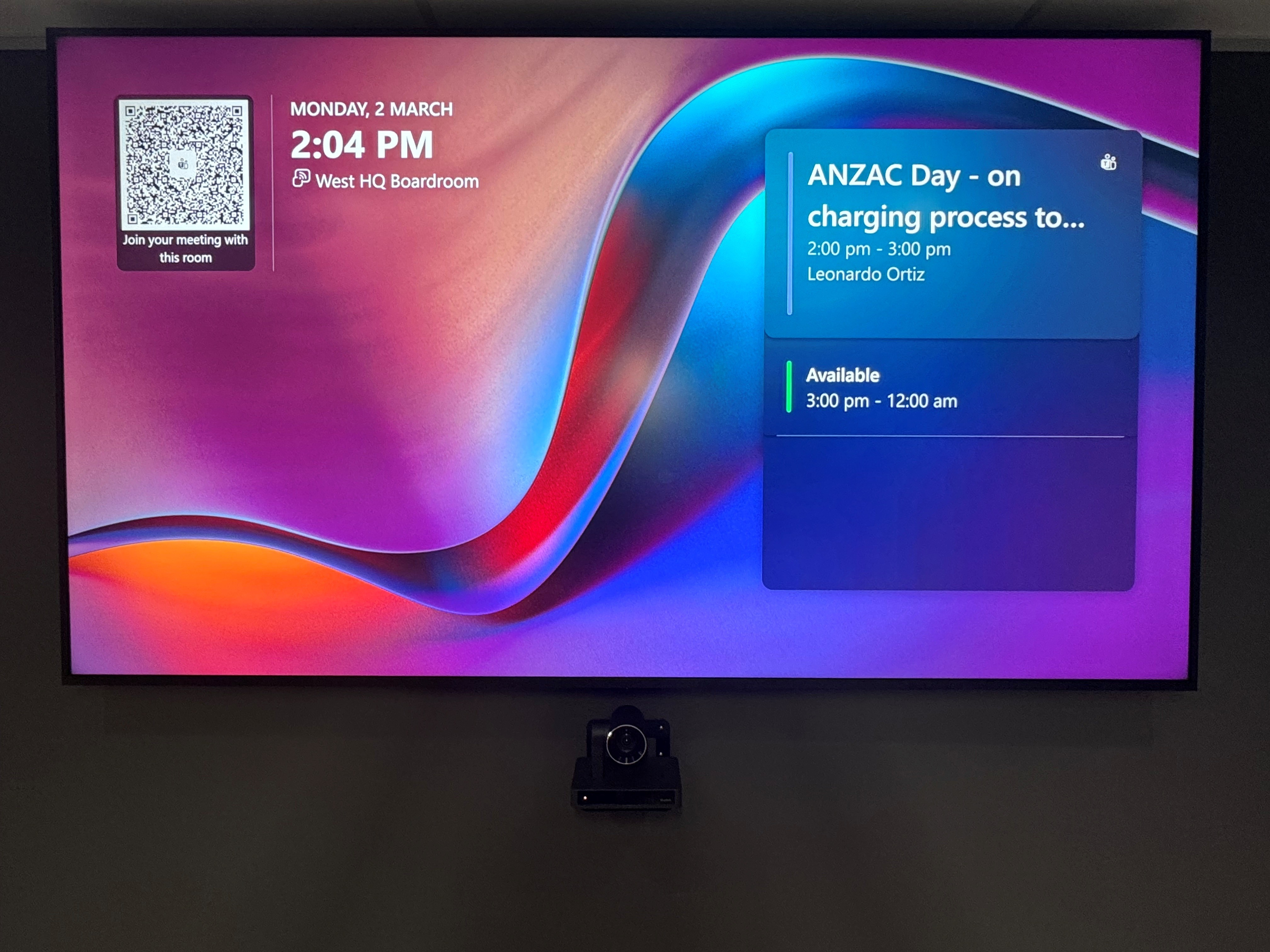 Medium Microsoft Teams Room Boardroom with Yealink UVC86 video camera, Yealink VCM35 microphones, Yealink CS10 ceiling speakers, Yealink MTouch Plus touch panel, and 100" Hisense display.