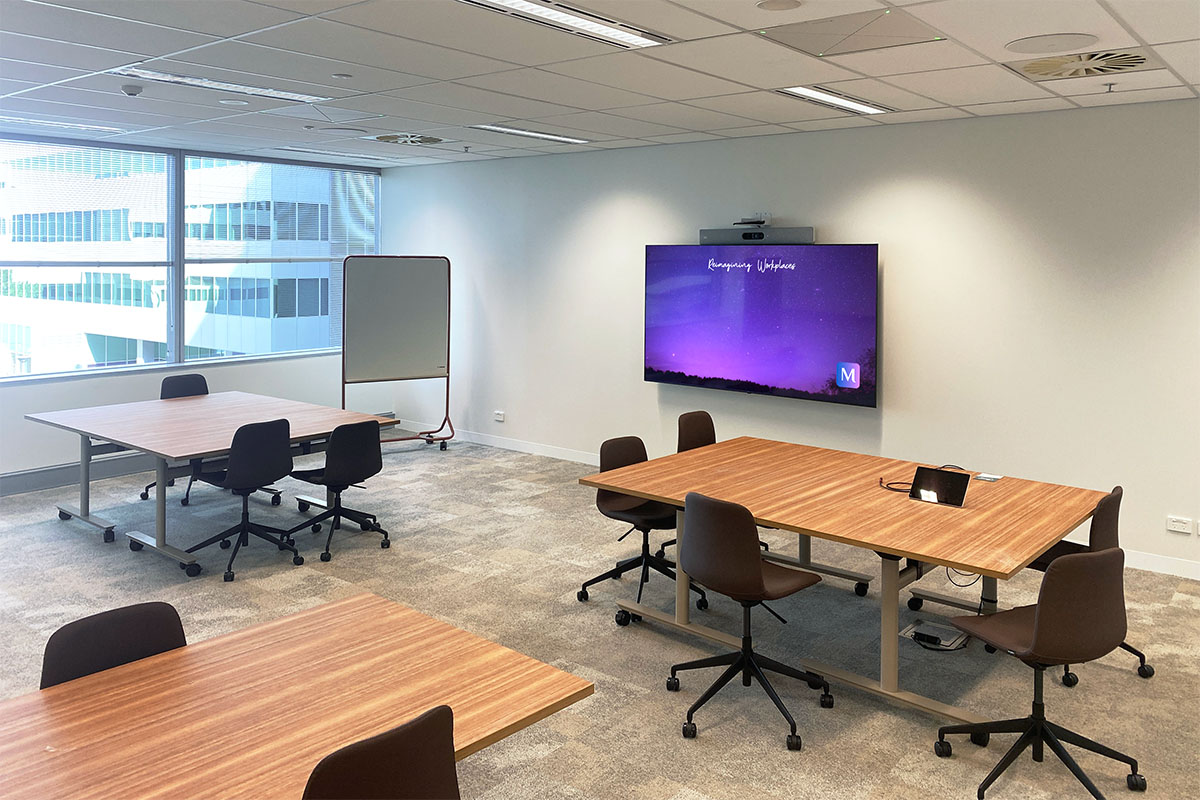 Large Microsoft Teams Room with Cisco Room Kit EQ bundle (includes Cisco Video Bar, Cisco Codec EQ, Cisco Room Navigator touch controller) with 86" display.