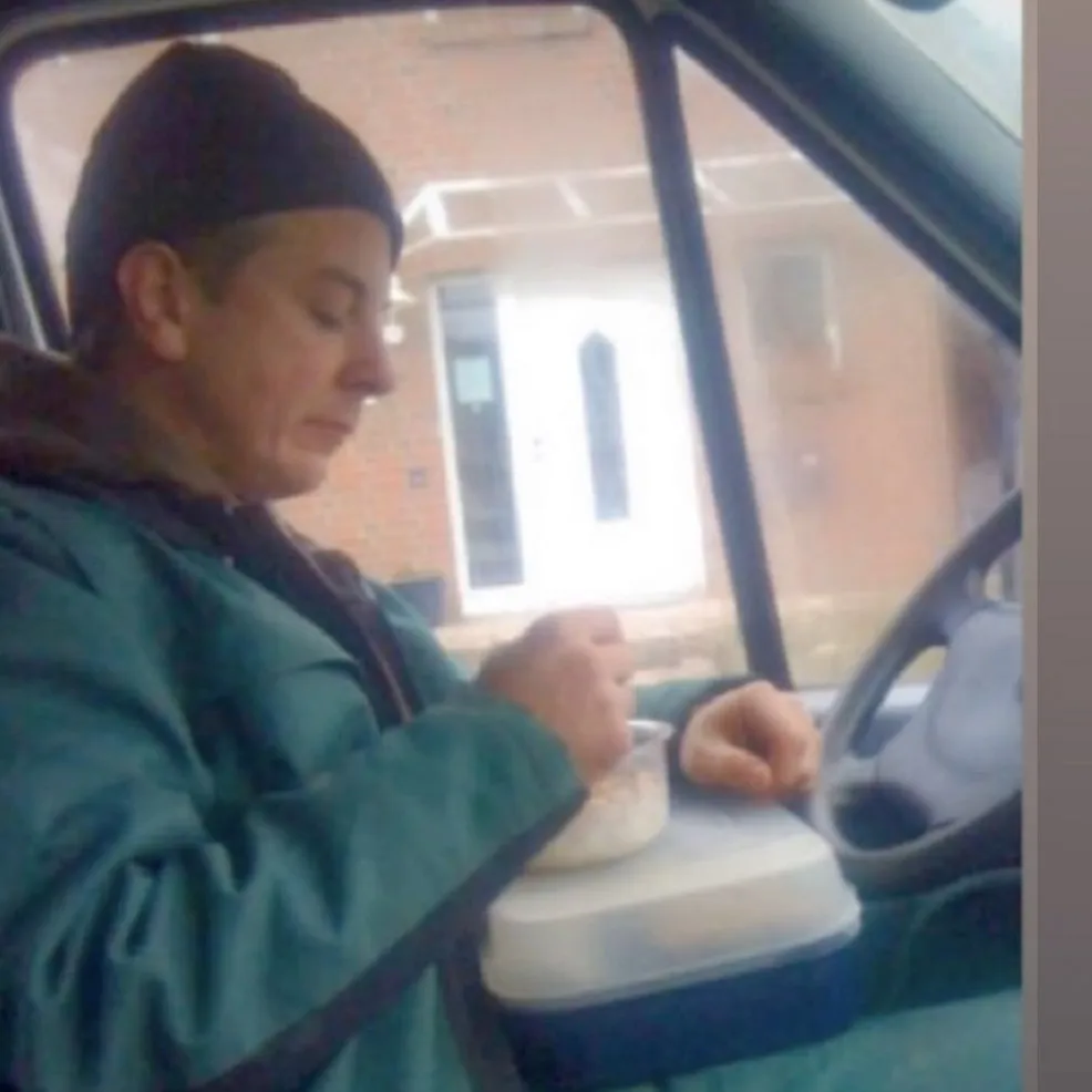 Matthias Aumann sitzt in seinem Auto auf dem Weg zur Baustelle.