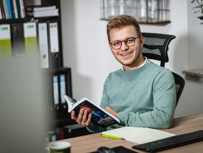 Ein Kunde mit dem Buch "Mythos Unternehmer".