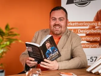 Ein Kunde mit dem Buch "Mythos Unternehmer".