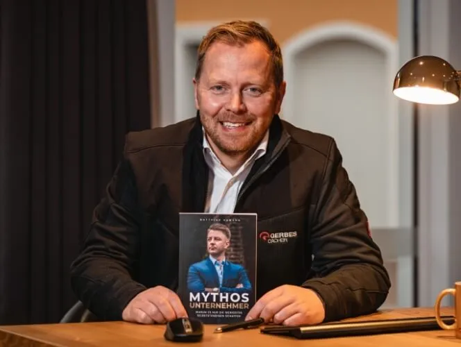 Ein Kunde mit dem Buch "Mythos Unternehmer".