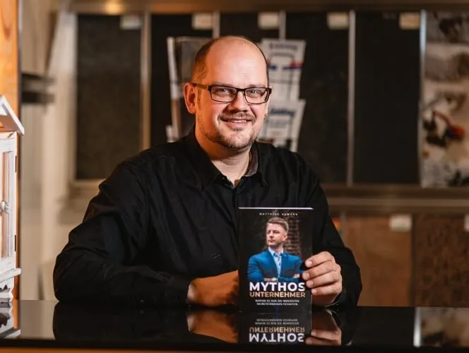 Ein Kunde mit dem Buch "Mythos Unternehmer".