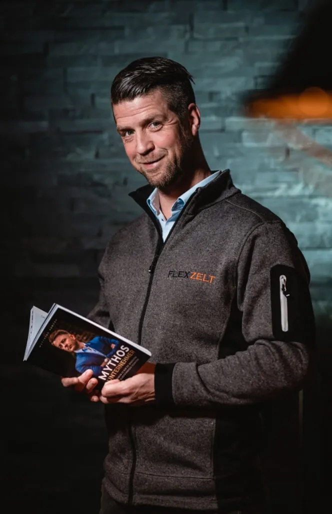 Ein Kunde mit dem Buch "Mythos Unternehmer".