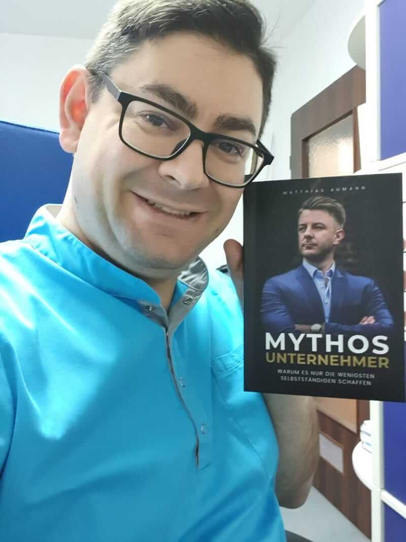Ein Kunde mit dem Buch "Mythos Unternehmer".