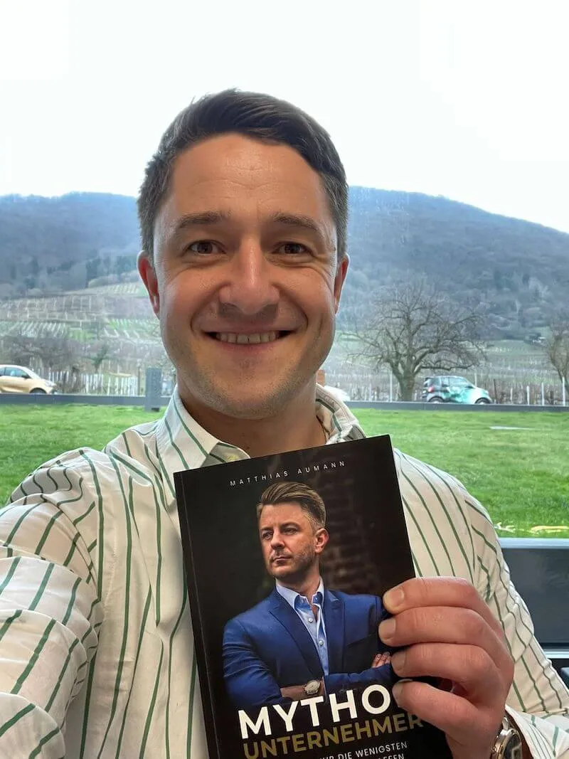 Ein Kunde mit dem Buch "Mythos Unternehmer".