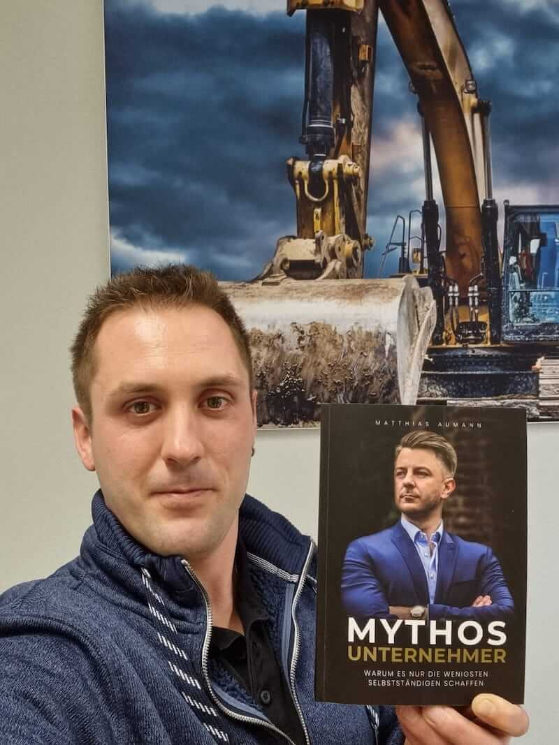 Ein Kunde mit dem Buch "Mythos Unternehmer".
