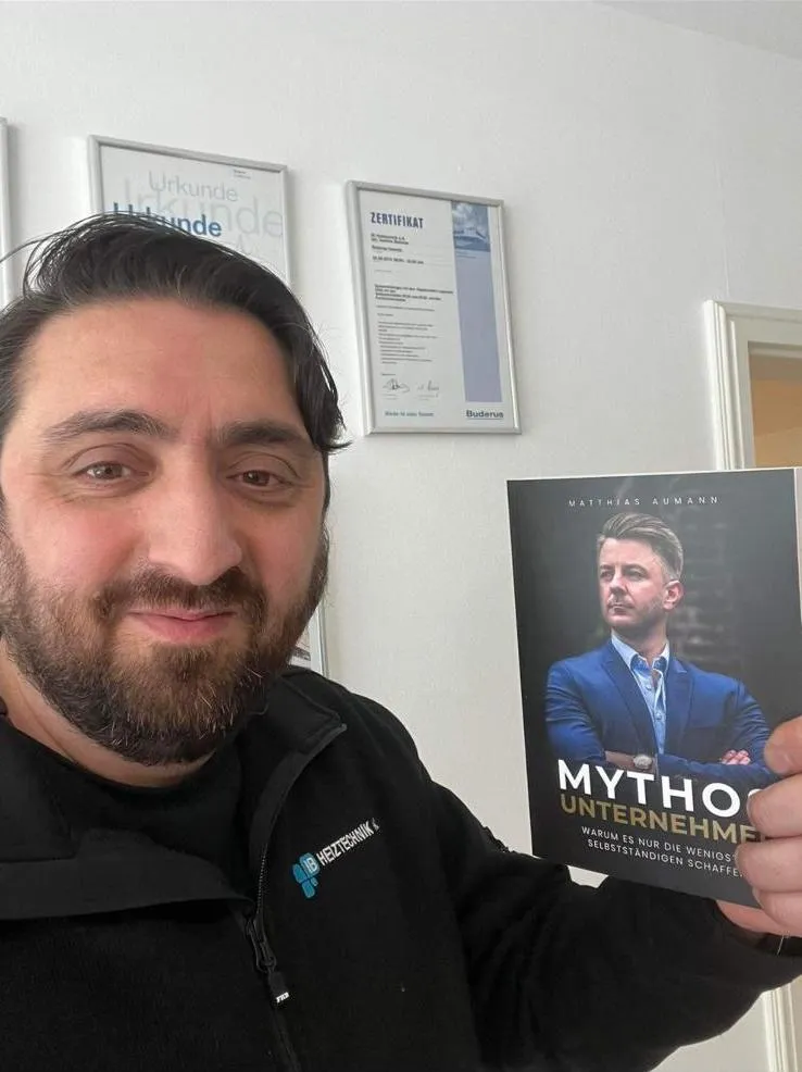 Ein Kunde mit dem Buch "Mythos Unternehmer".