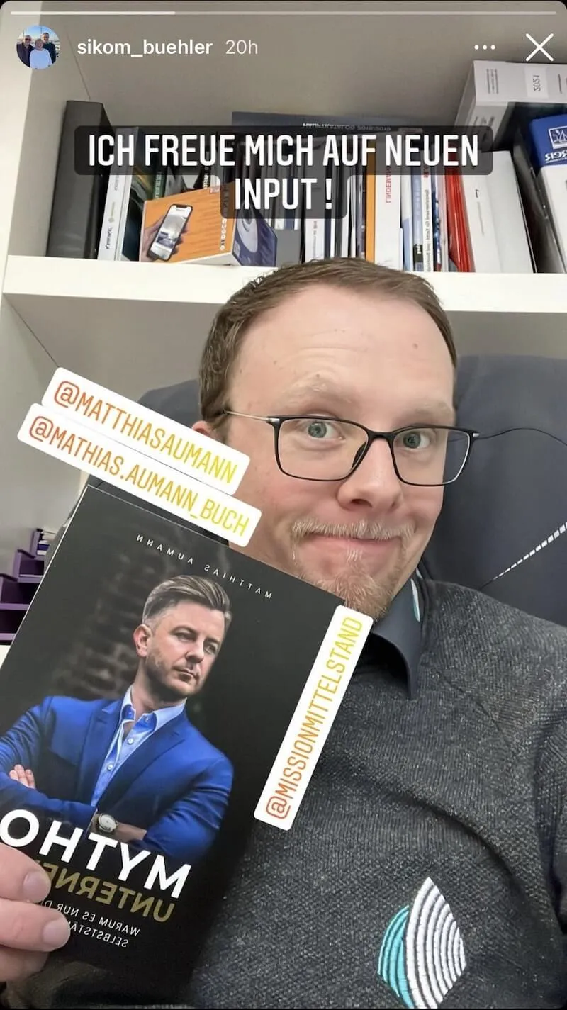 Ein Kunde mit dem Buch "Mythos Unternehmer".