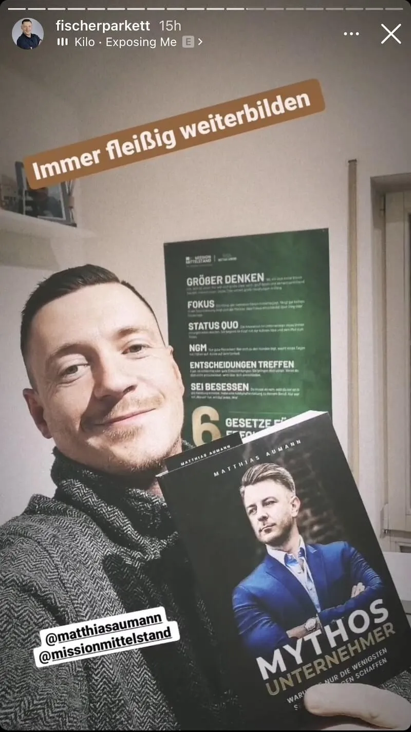 Ein Kunde mit dem Buch "Mythos Unternehmer".