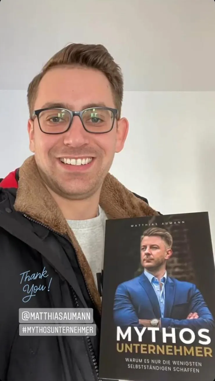 Ein Kunde mit dem Buch "Mythos Unternehmer".