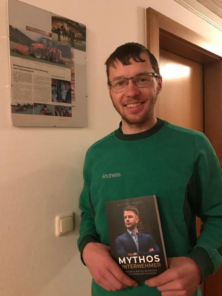 Ein Kunde mit dem Buch "Mythos Unternehmer".