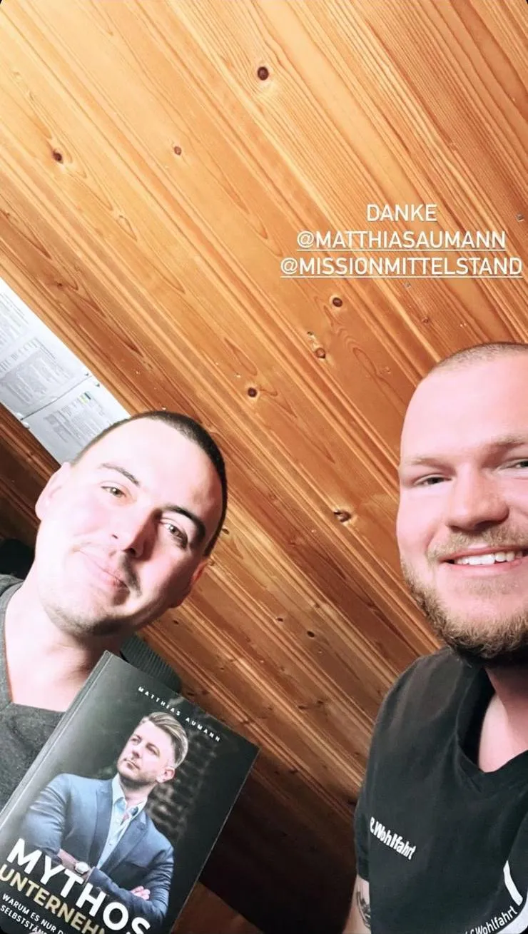 Ein Kunde mit dem Buch "Mythos Unternehmer".