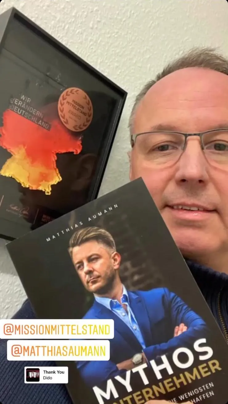 Ein Kunde mit dem Buch "Mythos Unternehmer".