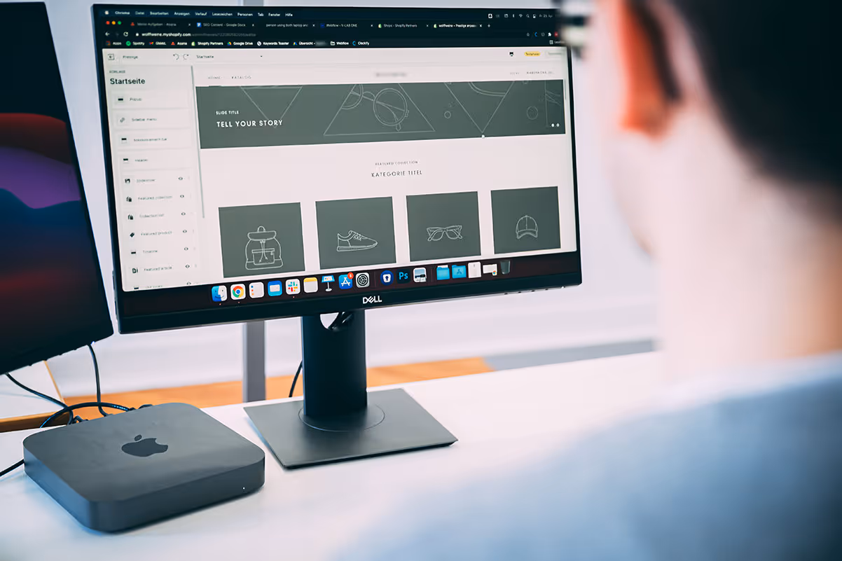 Ein Agentur Mitarbeiter bearbeitet eine Shop-Seite mit der E-Commerce Software von Shopify.