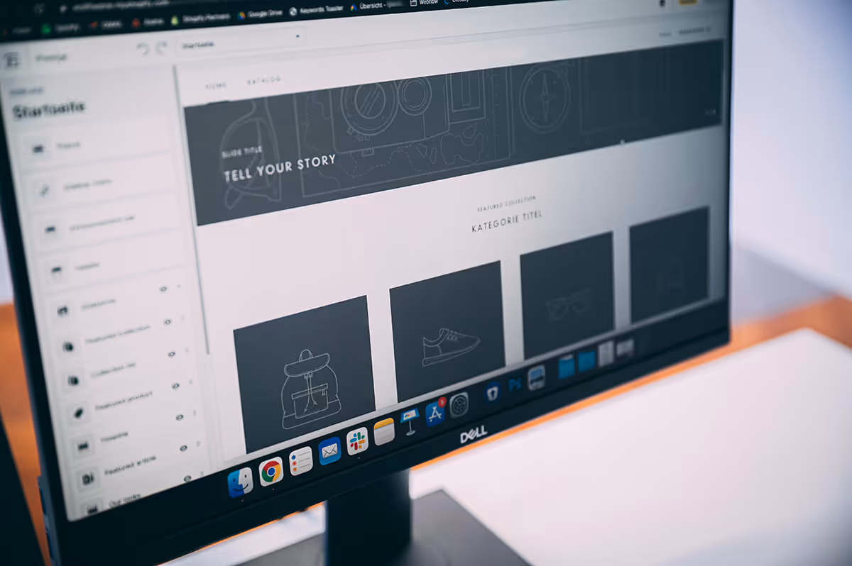 Monitor mit geöffneter Benutzeroberfläche der E-Commerce Software Shopify.
