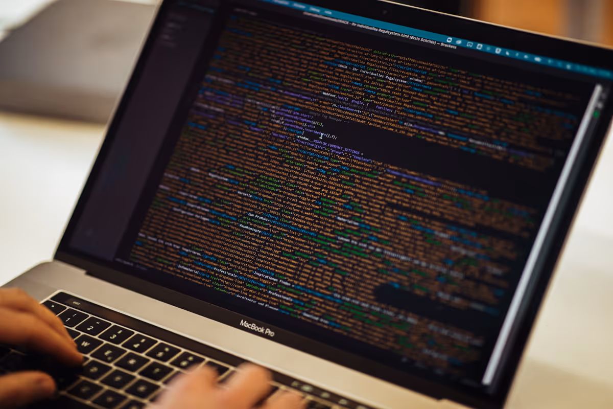 Quellcode wird auf einem Macbook in einem Texteditor bearbeitet.