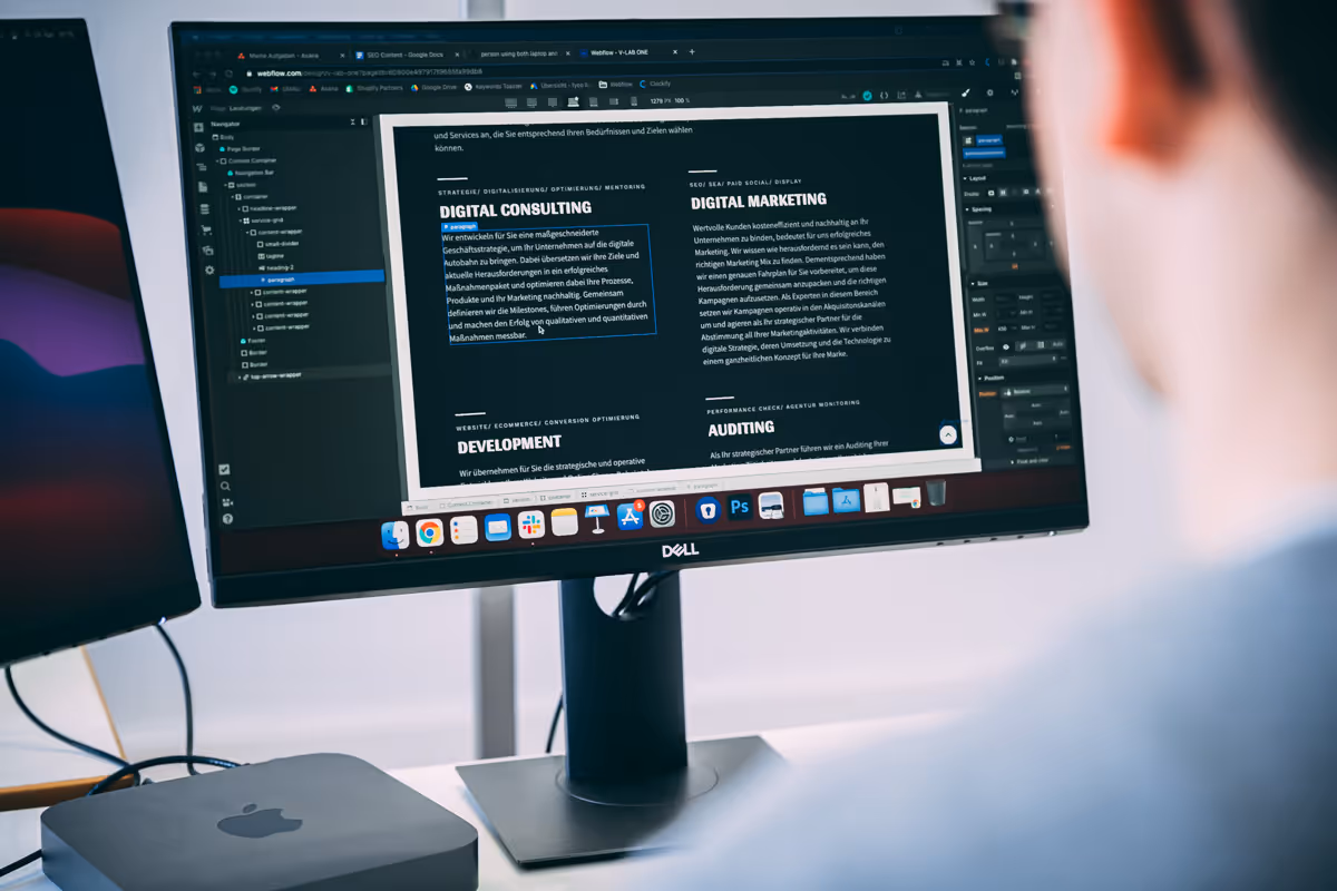 Ein Agentur-Mitarbeiter erstellt eine Website mit der Software von Webflow.
