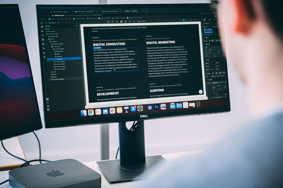 Ein Agentur-Mitarbeiter erstellt eine Website mit der Software von Webflow.