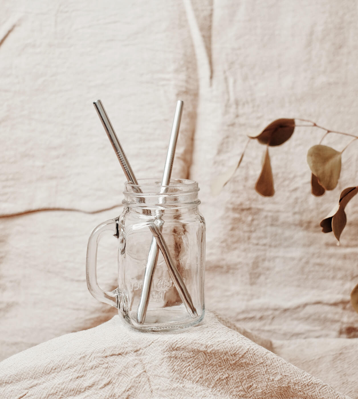 Enjoy your morning smoothie with this glass cup that comes together with a metal straw. Easy to wash since it comes with straw cleaner as well. We bet this will be your new favorite product.