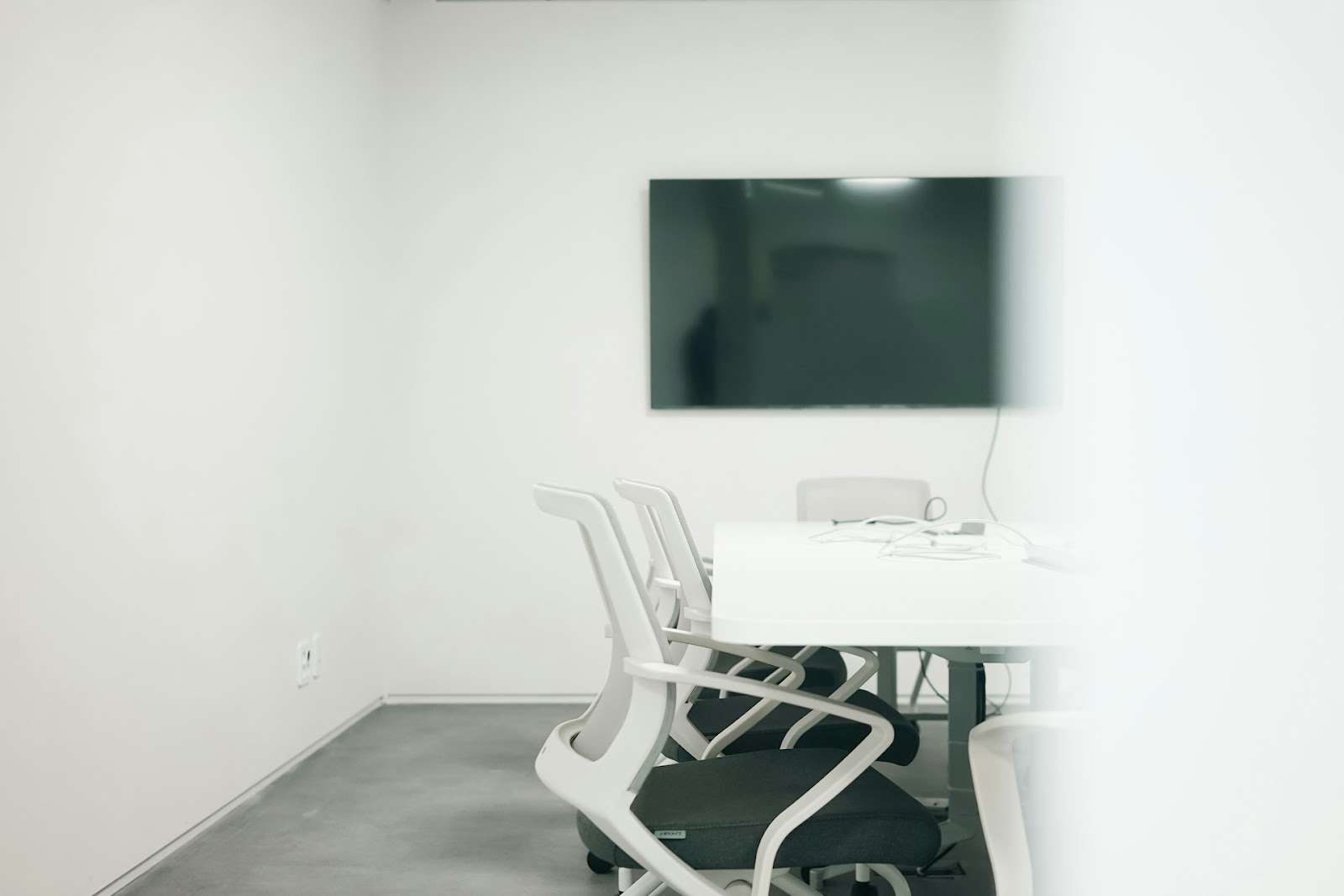 absentéisme au travail, salle de réunion vide