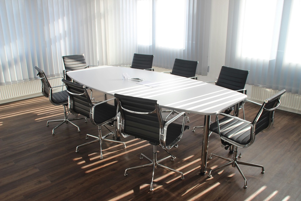 Absentéisme au travail, salle de réunion vide