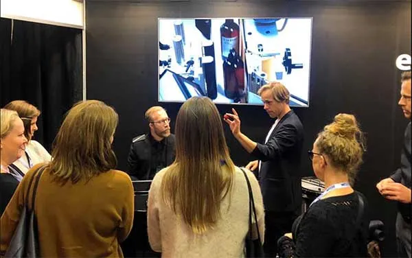 Jacob Schenström trollar under en mässa.