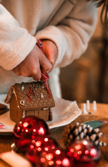 Child performing the "gingerbread house" activity at Demeures de Campagne