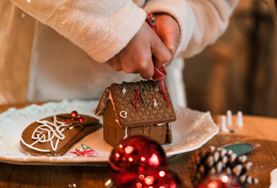 Child performing the "gingerbread house" activity at Demeures de Campagne