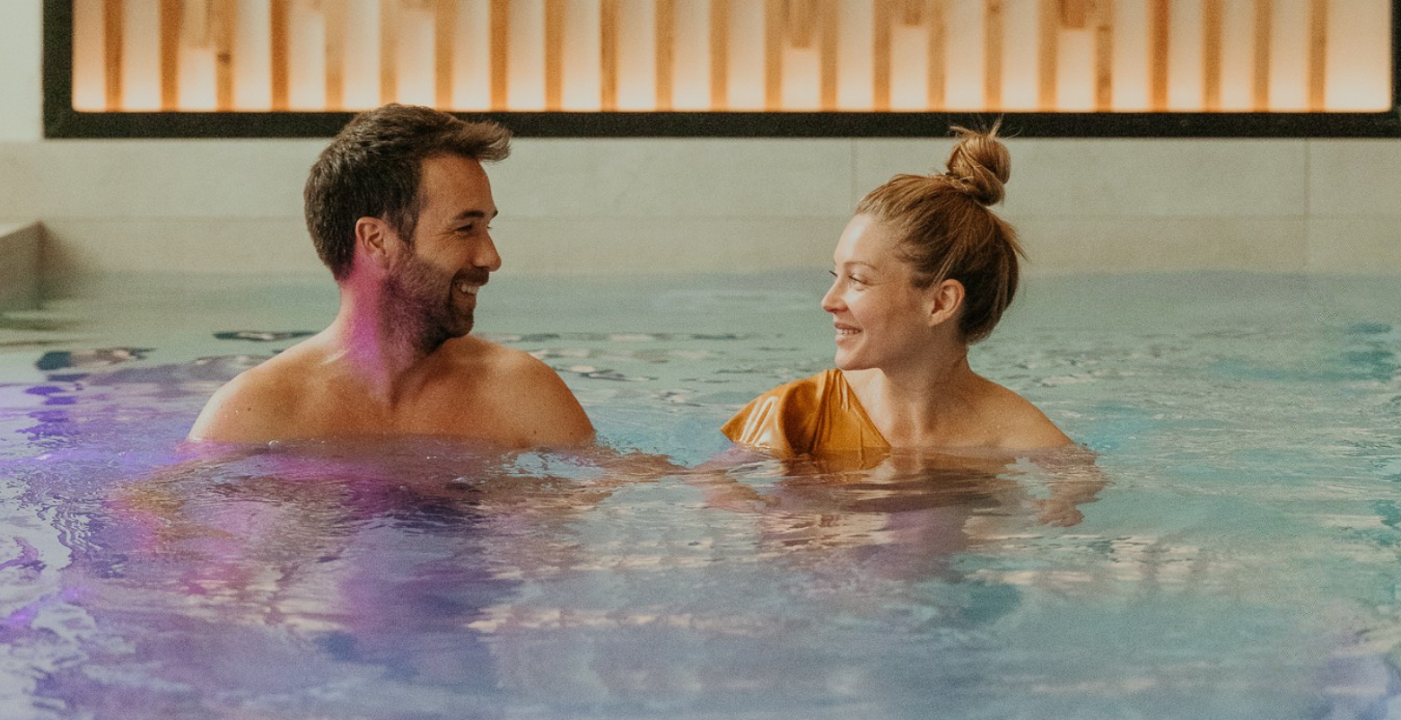Couple swimming in the Deep Nature spa pool at Les Demeures de Campagne Parc du Coudray