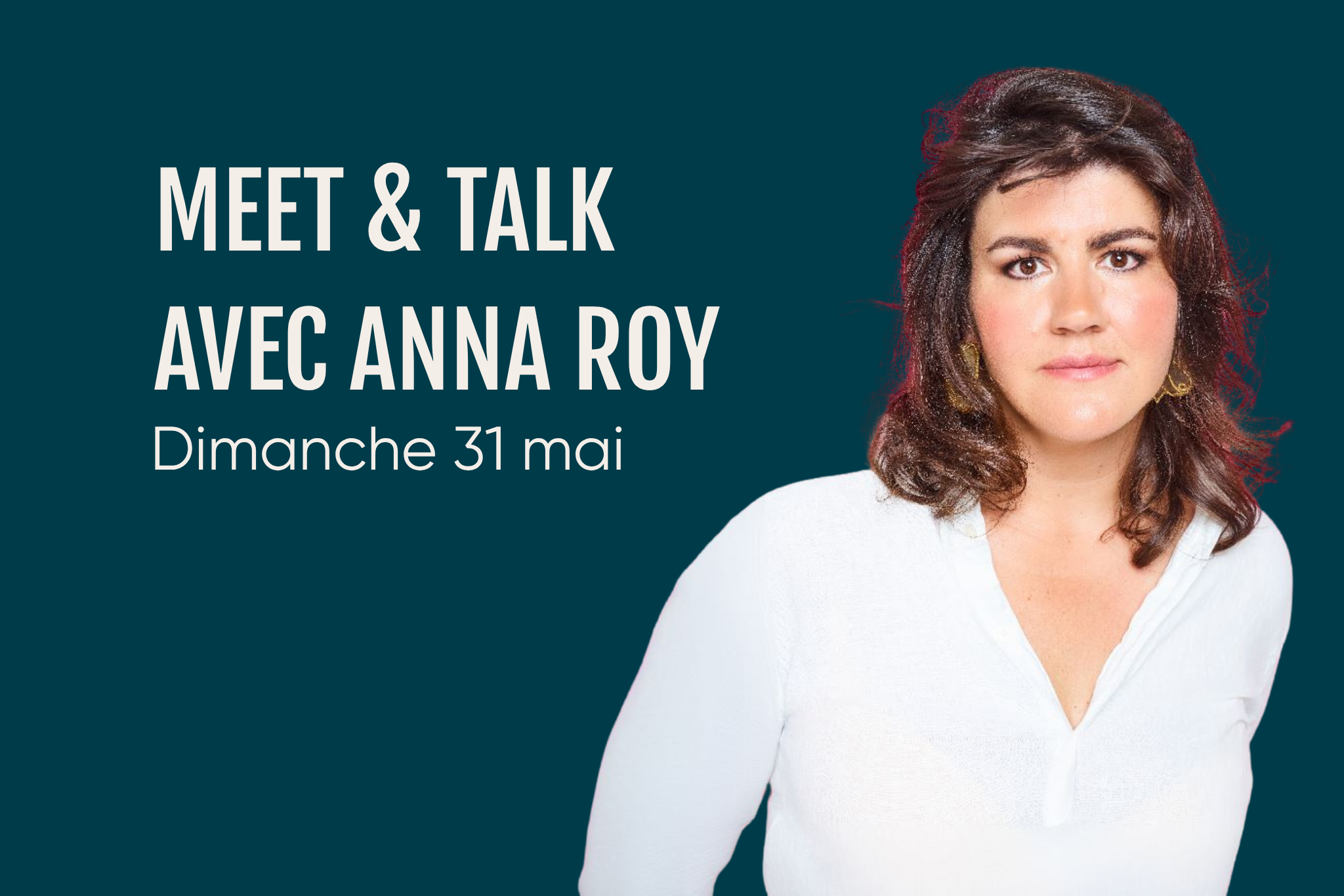 Une femme parle devant une assemblée féminine.