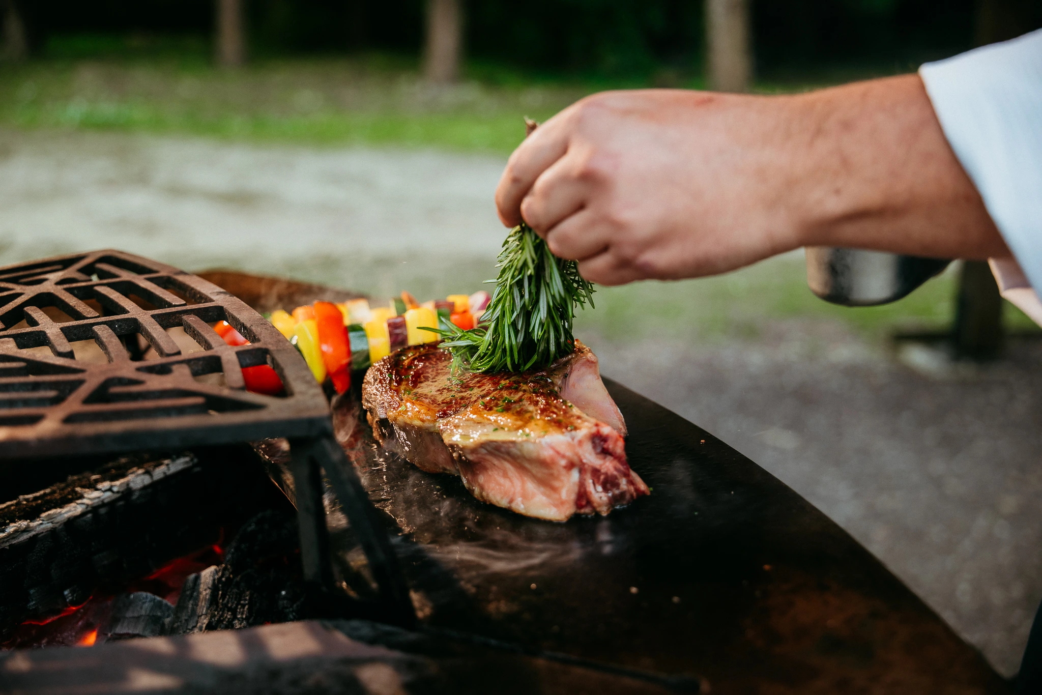 Un chef cuisine au barbecue